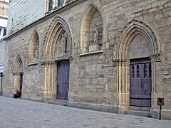 La façade rue Marx-Dormoy et ses trois portails.