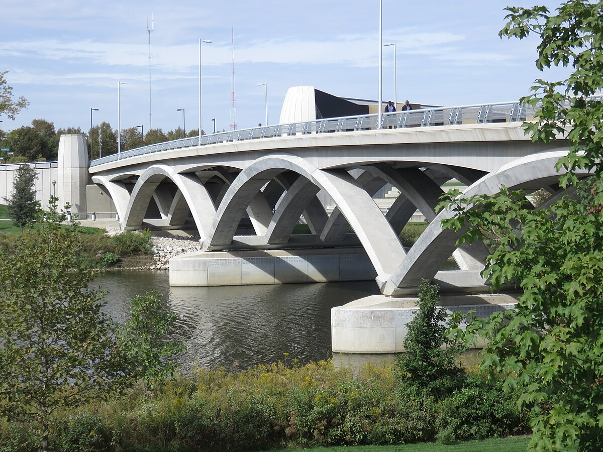 Улица с мостом. Коламбус бридж. Street Bridge в Пасадене. 10th Street Bridge.