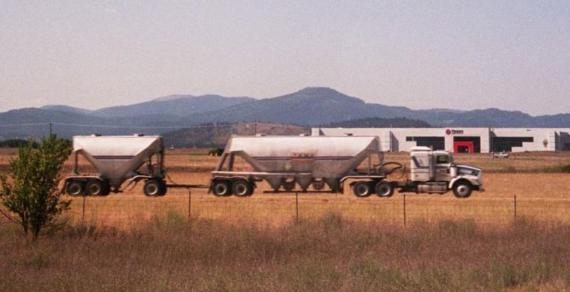 File:RoadtrainCrop.JPG