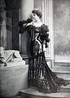 Vestido de noche de Redfern 1904 cropped.jpg