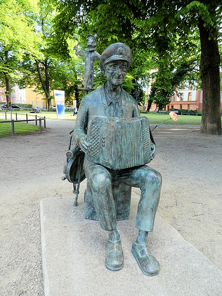 File:Rostock Statue Tryanowski3 2020-05-29.jpg