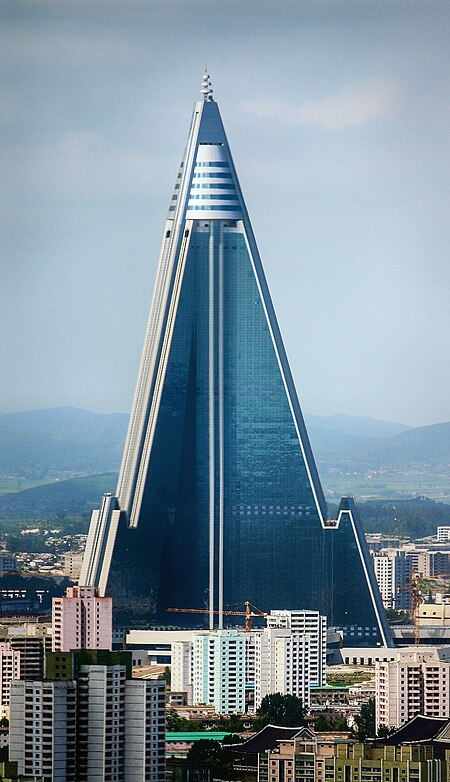 ไฟล์:Ryugyong_Hotel_-_August_27,_2011_(Cropped).jpg