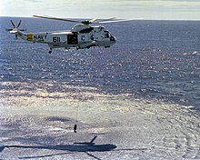 SH-3H Sea King de l'US Navy trempant son sonar immergé AQS-13.