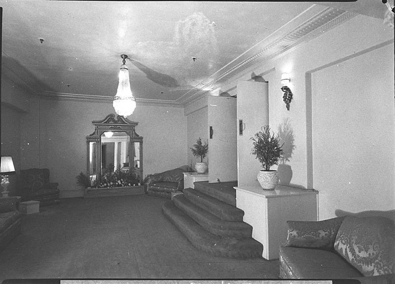 File:SLNSW 13242 The entrance foyer 2UWs new radio theatre State Office Block.jpg