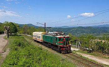 Última locomotiva elétrica soviética VL22m-1483 em operação reboca o trem de passageiros Cutáissi-Tquibuli momentos antes de chegar a Satsire, Geórgia. (definição 5 521 × 3 408)