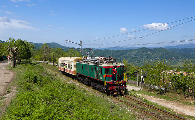 Электровоз ВЛ22м, тянущий поезд «Кутаиси — Ткибули», на подъезде к станции Сацире