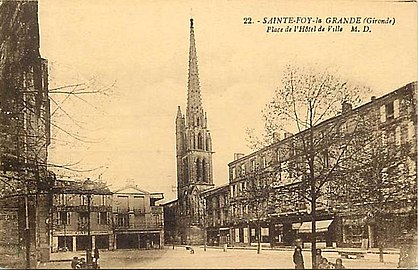 L'église vue depuis la place de l'hôtel de ville.