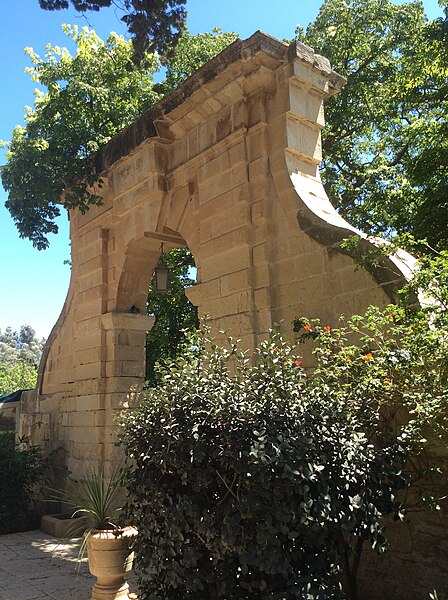 File:San Antonio Palace and Gardens - imposing garden gate.jpg
