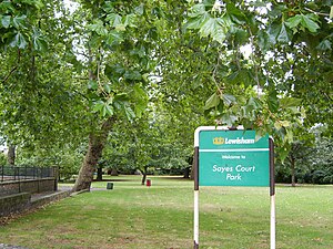 Een park met een bordje met Sayes Court Park