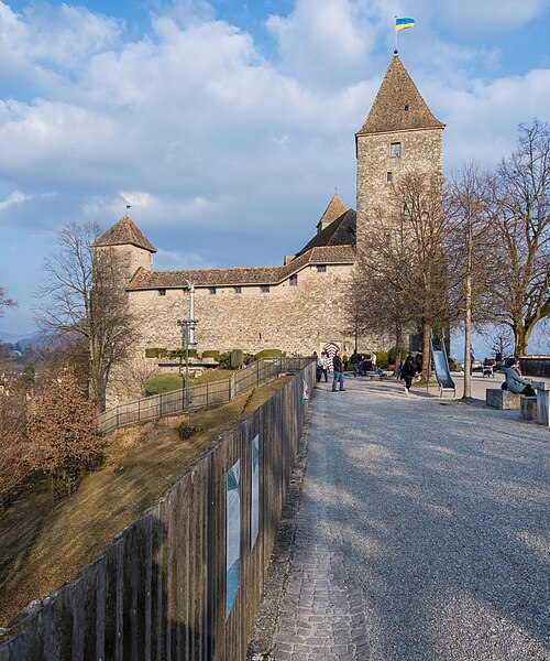 File:Schloss Rapperswil mit Ukrainischer Fahne (06.03.22).jpg