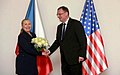 Хатшы Клинтон Чехия премьер-министрі Некаспен қол алысады (8244902980) .jpg