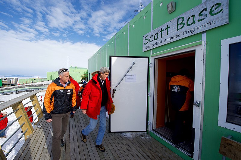 File:Secretary Kerry Arrives at Scott Base, the New Zealand Research Station in the Antarctic (30928352455).jpg