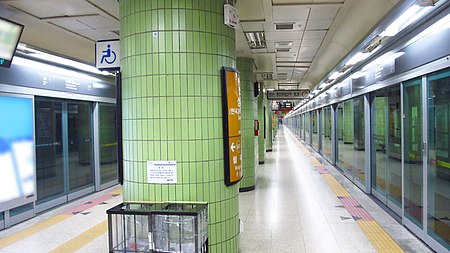 Seoul metro 642 Sangwolgok station platform 20181125 141500