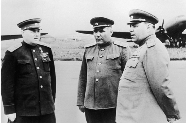 Meretskov (left) with Marshals Rodion Malinovsky (center) and Aleksandr Vasilevsky, at an airfield in Dalian, China