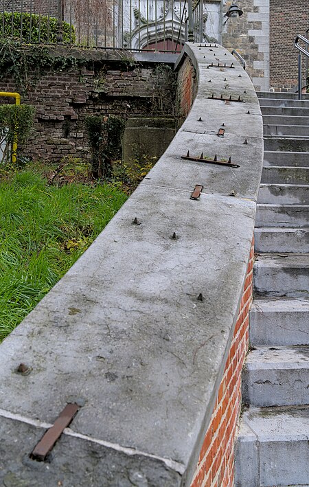 Fail:Spiked_stone_handrail_of_the_Saint_Martin_church_in_Obourg_(DSC_1373).jpg