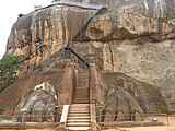 Escalier conduisant vers le sommet du rocher du Lion, Sigiriya.