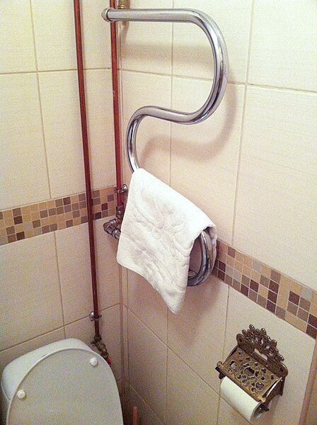 File:St. Petersburg hot water pipes for towels.jpg