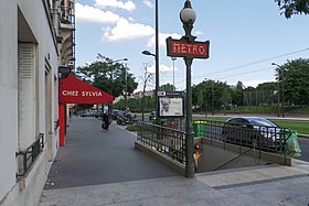 Accès à la station, boulevard Poniatowski,du côté des numéros impairs.