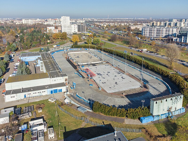 Datei:Stegny speed skating rink Warsaw 2021 aerial.jpg