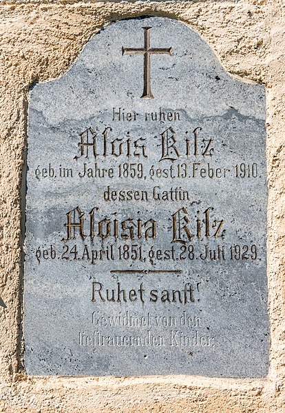 File:Steuerberg Wachsenberg Pfarrkirche hl. Andreas Apsiswand Grabstein Fam. Kilz 24092021 1472.jpg