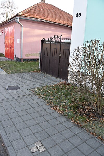 File:Stolpersteine in Ratenice gegenüber dem Wohnhaus der Familie Lustig.jpg