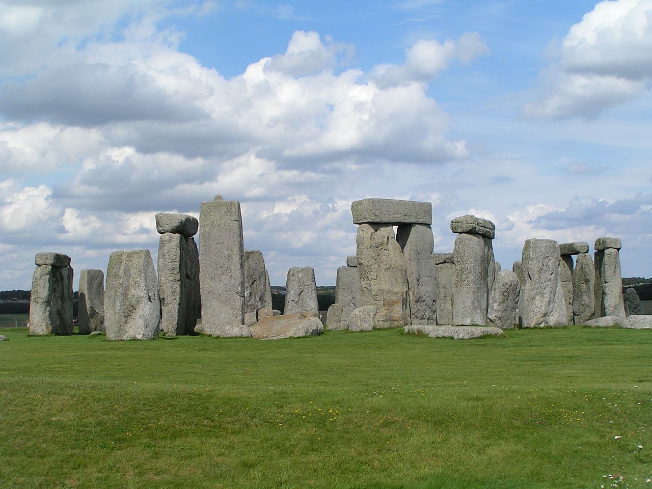 1280px-Stonehenge_Total.jpg