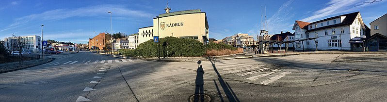 File:Stord town hall (rådhus) by Vikabrekko (fylkesveg 544) in Leirvik, Stord Island, Norway. Esso petrol station, Sunn Bok, bus station, Industriarbeidarmonumentet (Trygve Barstad), etc. Compressed, distorted panorama 20.jpg