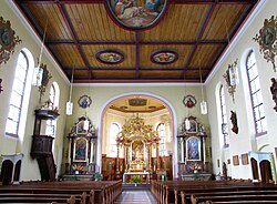 La nef vers le chœur, avec le plafond en caissons