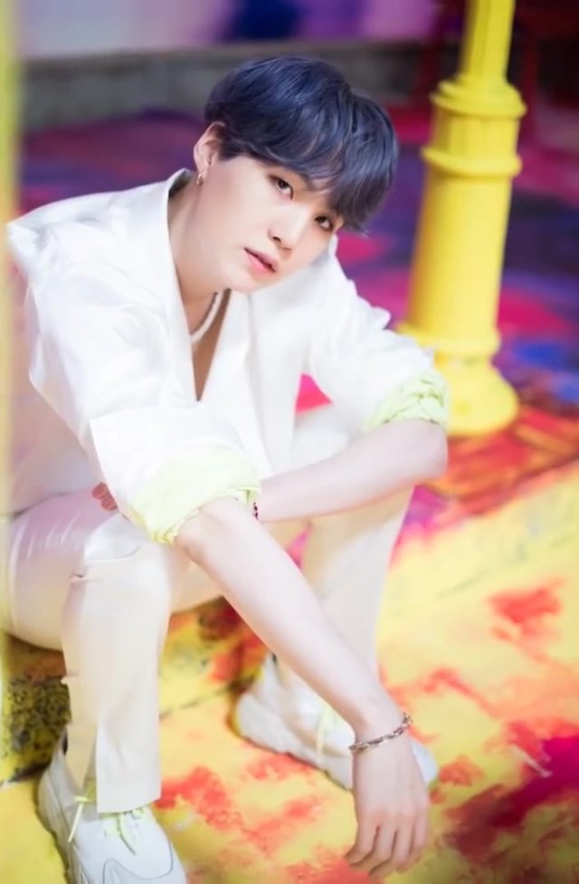 ファイル:Suga for Dispatch "Boy With Luv" MV behind the scene