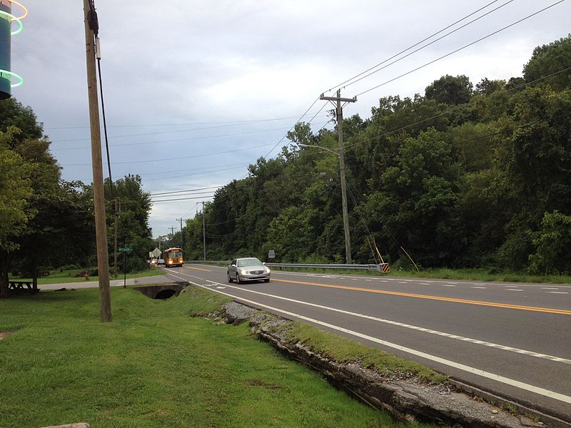 File:TN 100 EB past McCrory Lane-Natchez Trace Parkway.jpg