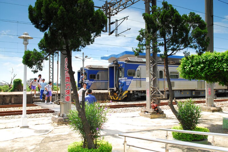 File:TRA LongJing Station Platform and two EMU500 trains 20070716.jpg