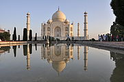 Taj Mahal mit Spiegelung im Morgenlicht. Das Taj Mahal ist das Grabmahl von Mumtaz Mahal der Frau von Mogulkaiser Shah Jahan.