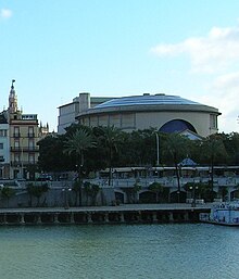 Descrição da imagem Teatro de la Maestranza, Guadalquivir.jpg.