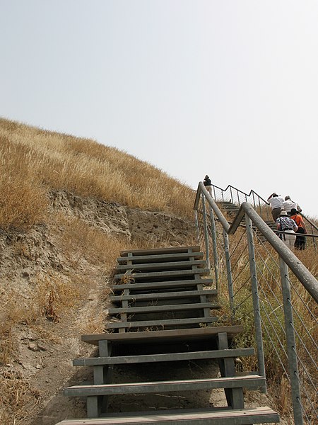 File:Tel Bet She'an Stairs going up Tell @ Bet She'an 1261 (514257521).jpg