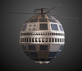 Model satelit Telstar, dipamerkan di Conservatoire national des arts et métiers, Paris, Perancis.