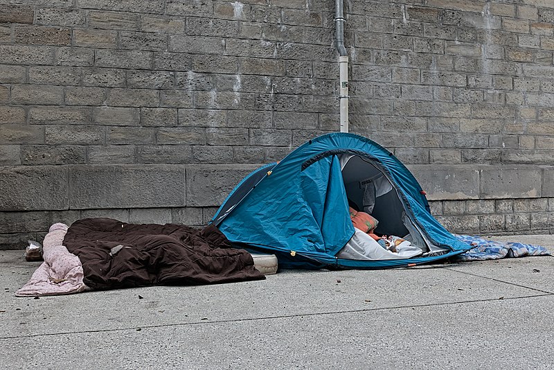 File:Tente prenant matelas.jpg