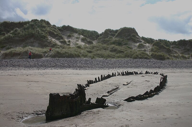 File:The wreck of the Sunbeam - geograph.org.uk - 5321369.jpg