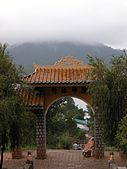 Từ cổng nhìn ra hồ Tuyền Lâm