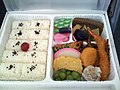 幕の内弁当。数種類が発売されている。