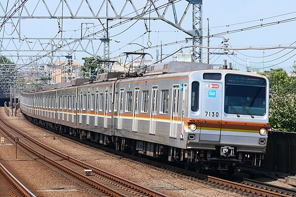 8-car set 7130 on the Tokyu Toyoko Line in August 2019