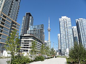 Pohled na CityPlace s CN Tower ve středu pozadí