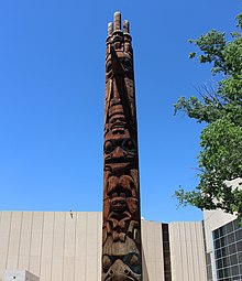 Tiang Totem Patung oleh Lelooska Smith ditampilkan di Denver Museum of Nature and Science.jpg