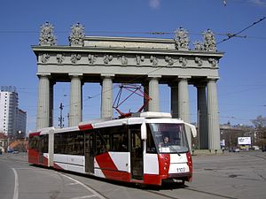 Tram LVS-2005 bij de Triomfpoort op het plein