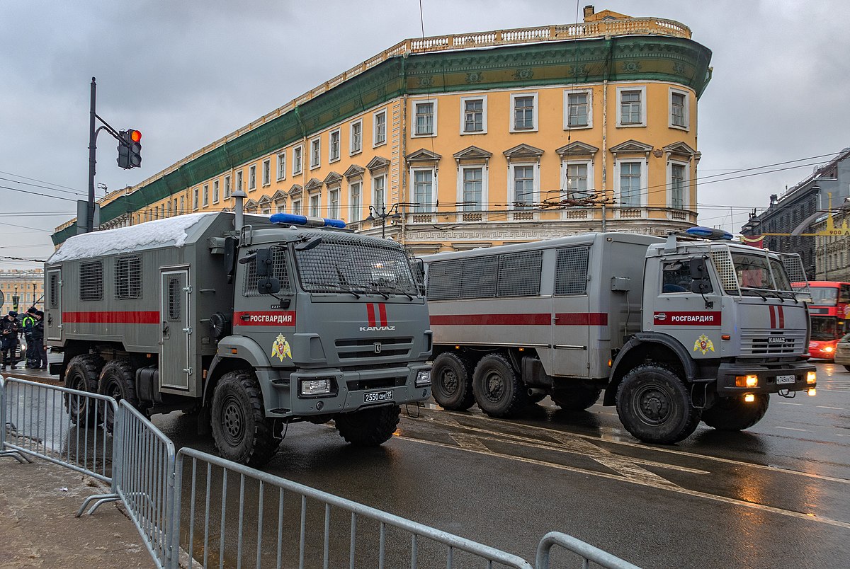 Файл:Trucks of the National Guard during protests. Saint Petersburg, 23  January 2021.jpg — Викиновости