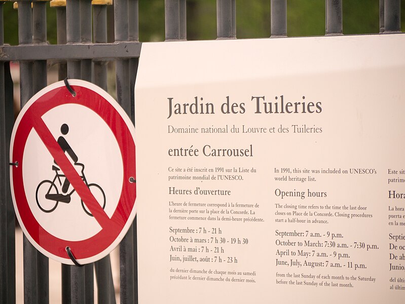 File:Tuileries Garden time table plaque and bycicle prohibition sign (15051300657).jpg