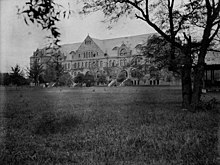 A view of Gibson Hall in 1904, located on the uptown campus of Tulane University. Tulane1904GibsonHall.jpg