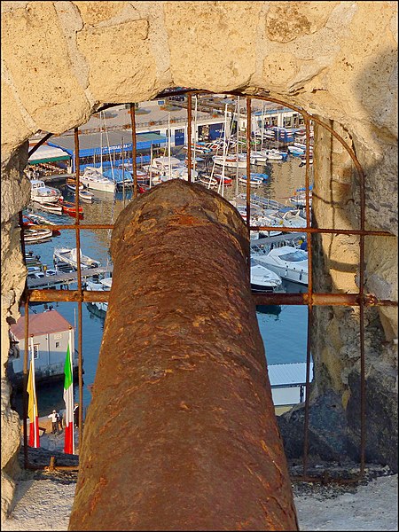 File:Un cannone puntato sul porto - panoramio.jpg