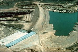 Ute dam with flood drainage