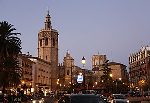 Le campanile ou Micalet adossé à la cathédrale.