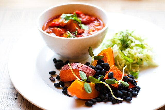 640px-Vegan_meal.jpg (640×427)